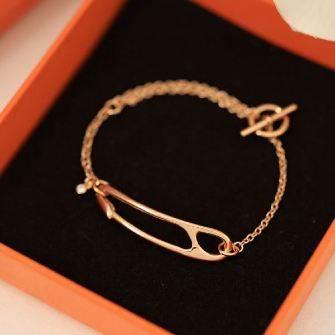 華やかなデザイン エルメス コピー ブレスレット HERMES シンプルであり