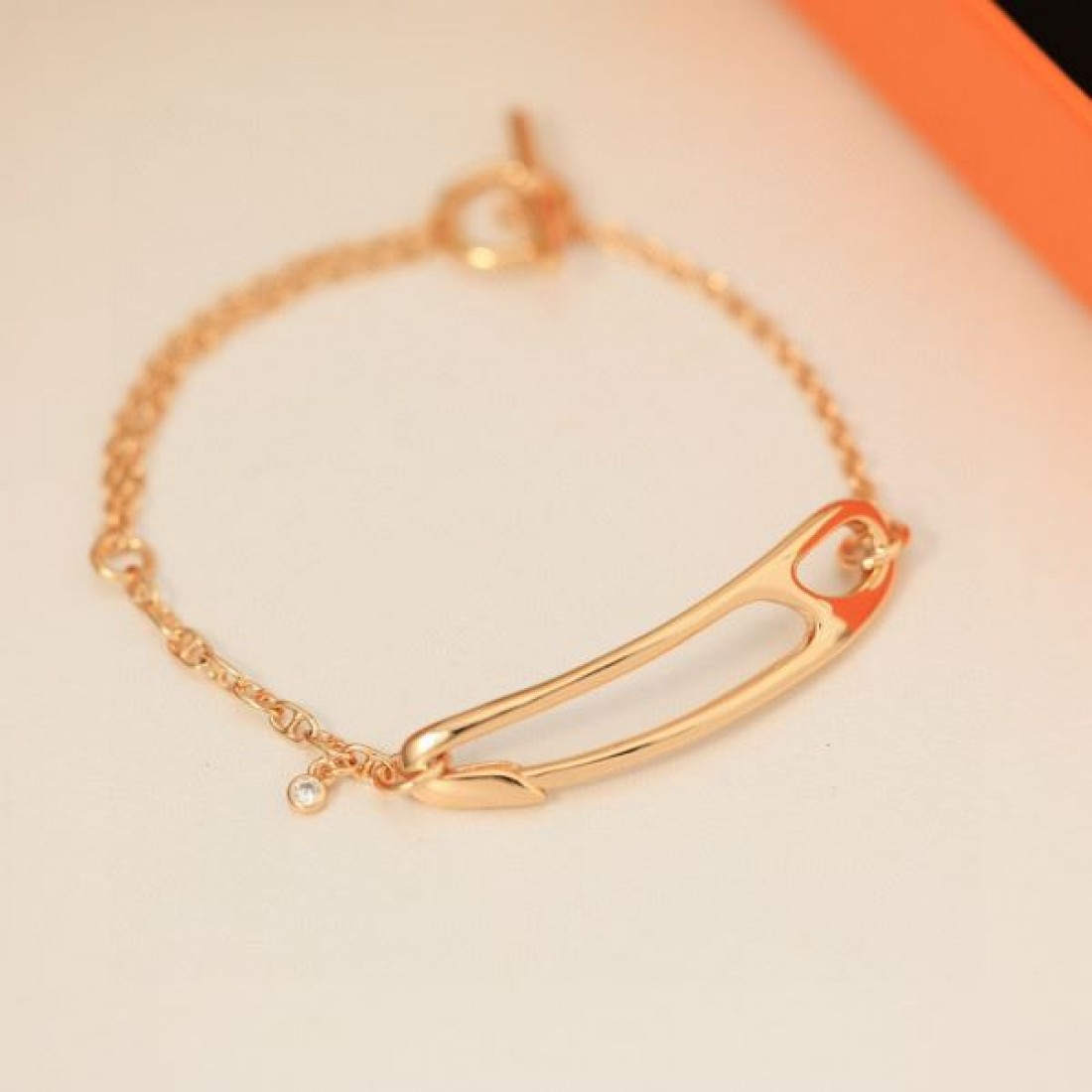 華やかなデザイン エルメス コピー ブレスレット HERMES シンプルであり