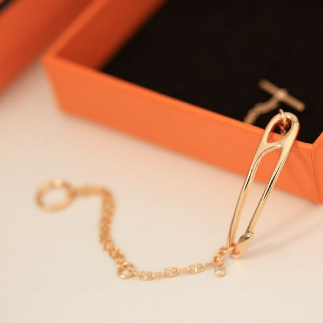 華やかなデザイン エルメス コピー ブレスレット HERMES シンプルであり