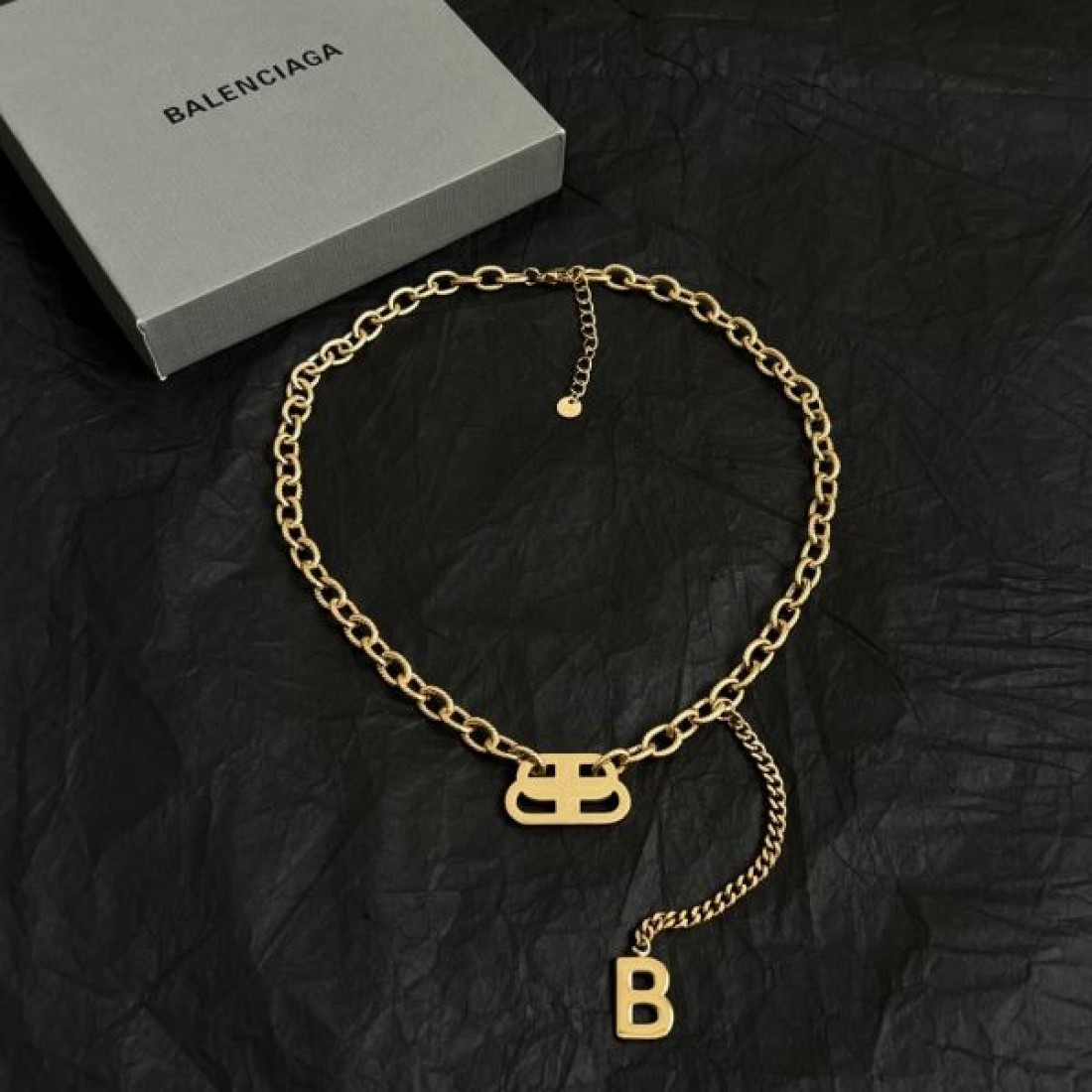 インパクト大！BALENCIAGA バレンシアガ コピー ネックレス 魅惑的なデザイン