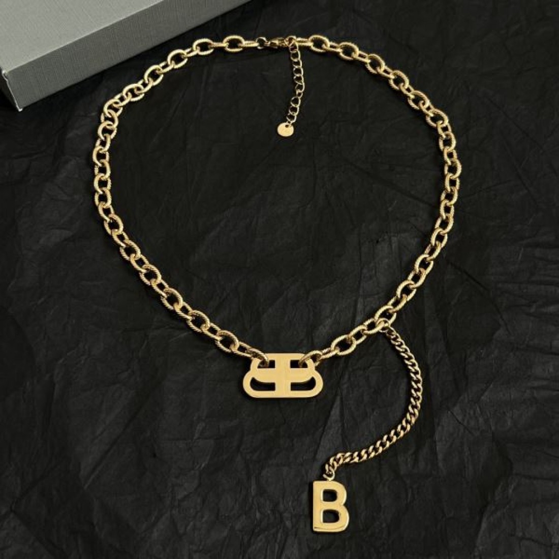 インパクト大！BALENCIAGA バレンシアガ コピー ネックレス 魅惑的なデザイン