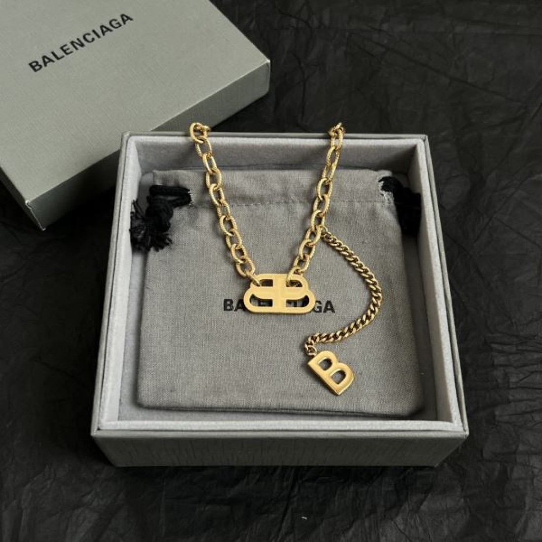 インパクト大！BALENCIAGA バレンシアガ コピー ネックレス 魅惑的なデザイン