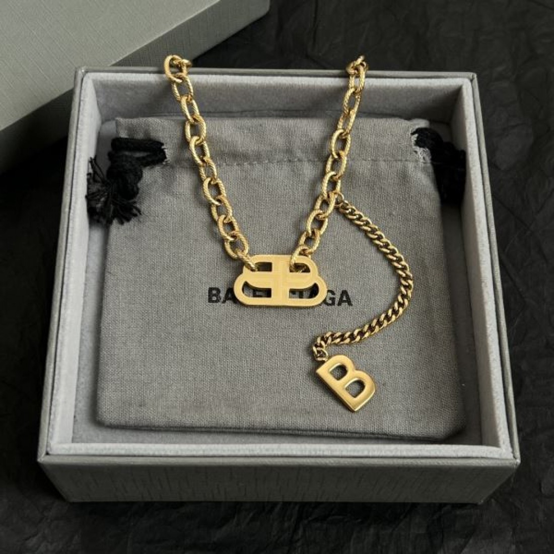 インパクト大！BALENCIAGA バレンシアガ コピー ネックレス 魅惑的なデザイン