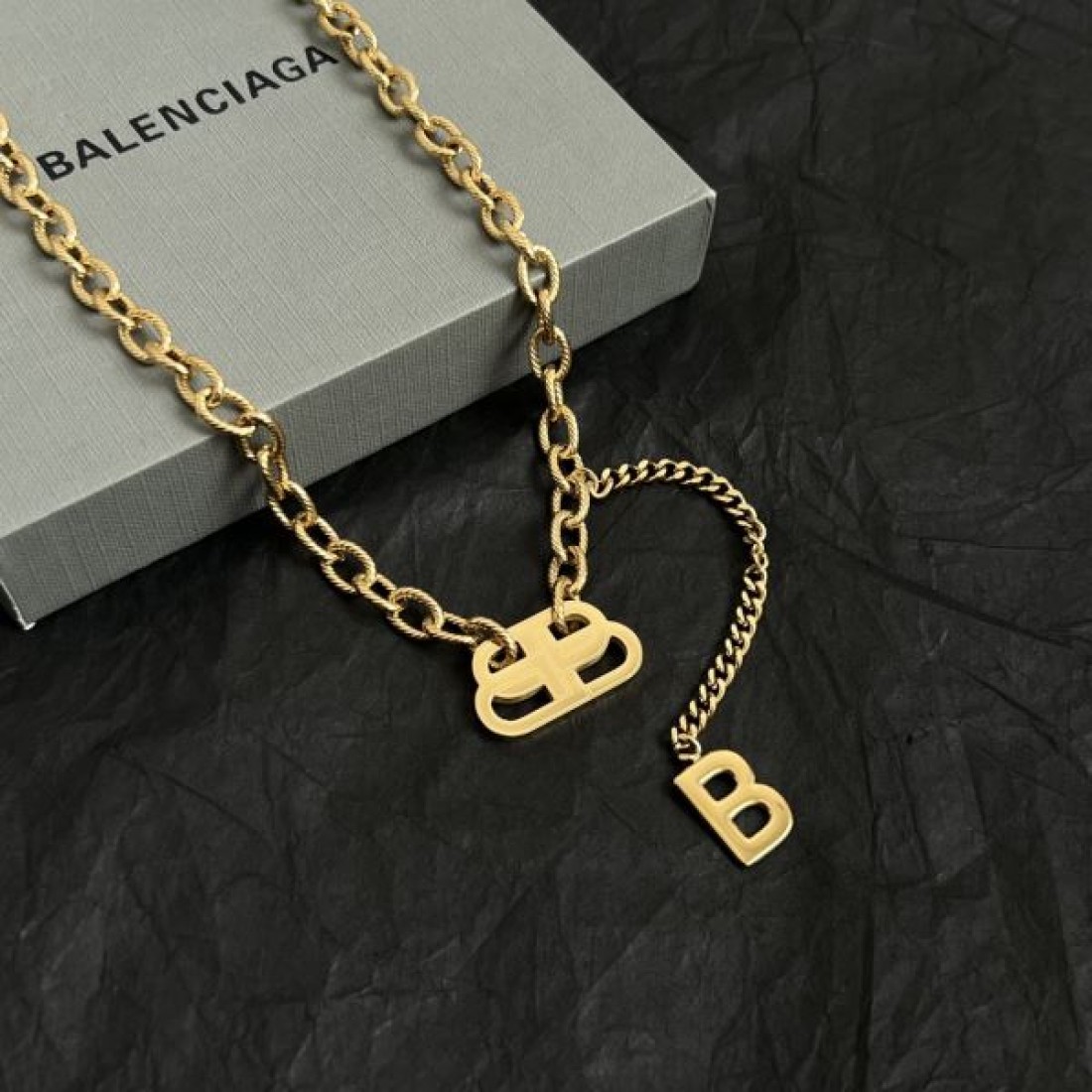 インパクト大！BALENCIAGA バレンシアガ コピー ネックレス 魅惑的なデザイン