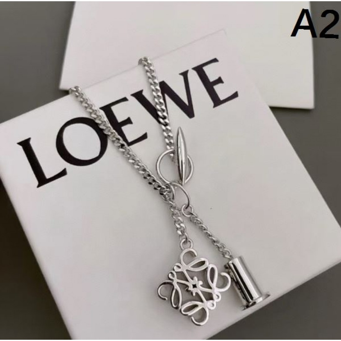 今季トレンド感抜群の ロエベ コピー ネックレス LOEWE 軽やかで個性的