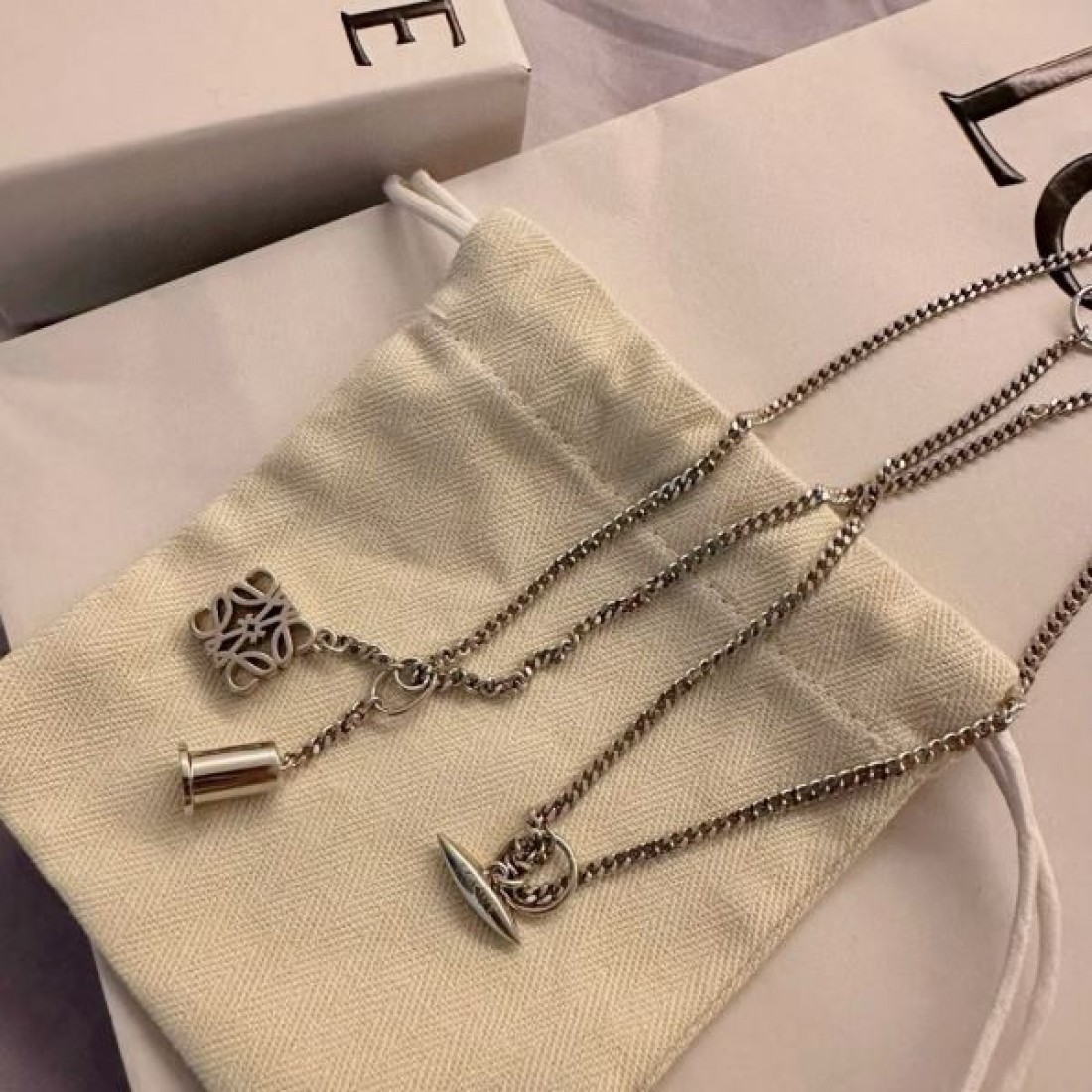 今季トレンド感抜群の ロエベ コピー ネックレス LOEWE 軽やかで個性的