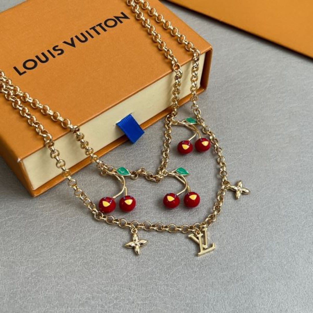 シンプルでエレガントな ルイヴィトン コピー ネックレス LOUIS VUITTON が今欲しい