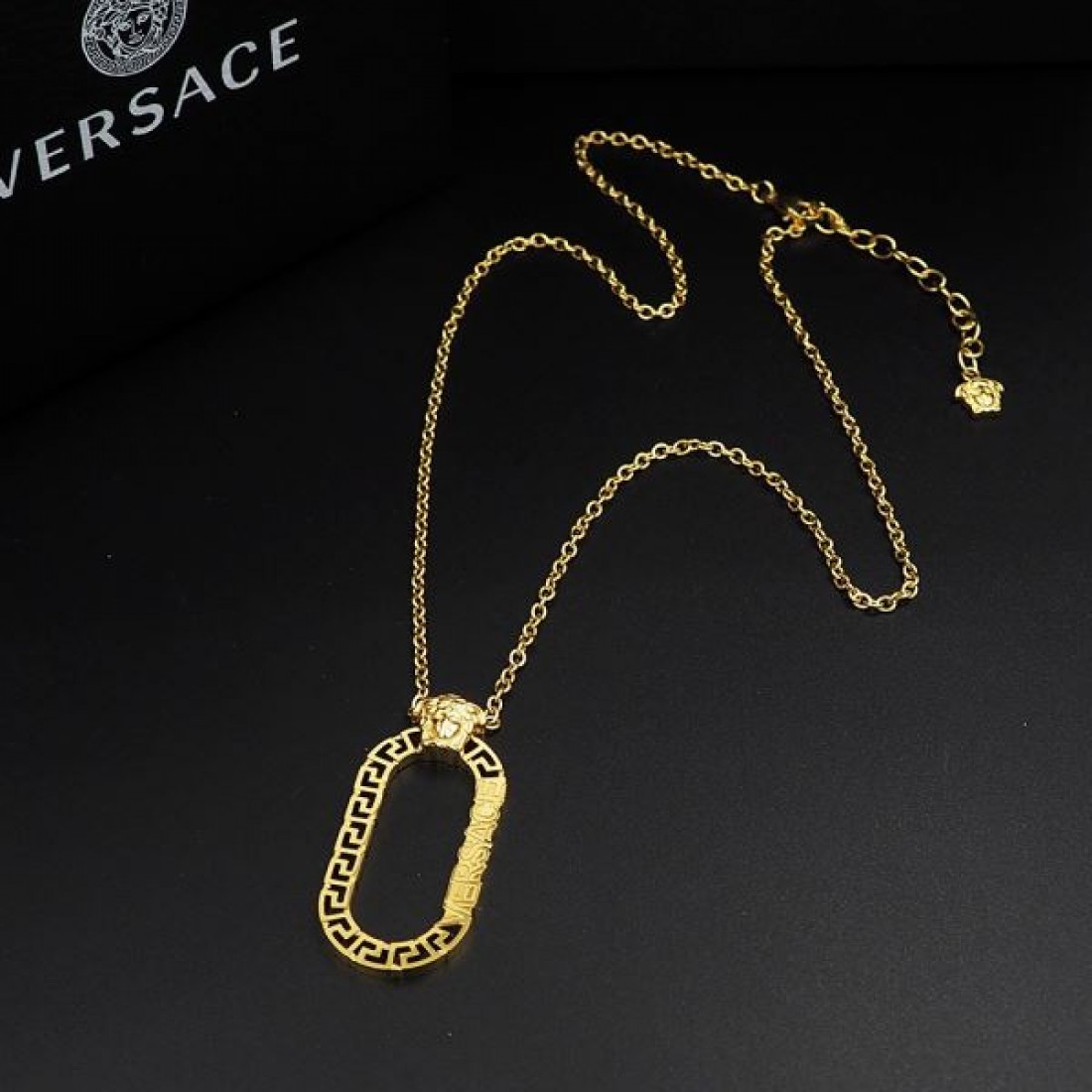 話題沸騰中 VERSACE ヴェルサーチェ コピー ネックレス 大胆でモダンな印象