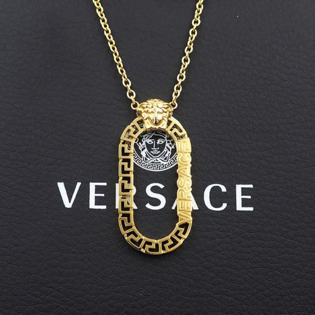 話題沸騰中 VERSACE ヴェルサーチェ コピー ネックレス 大胆でモダンな印象