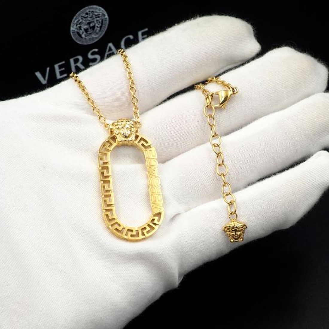 話題沸騰中 VERSACE ヴェルサーチェ コピー ネックレス 大胆でモダンな印象