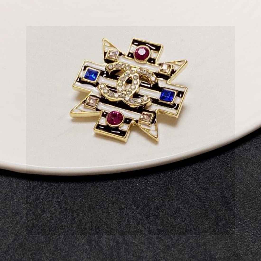 シャネル コピー ブローチ CHANEL 優雅で洗練された今季注目のアクセント