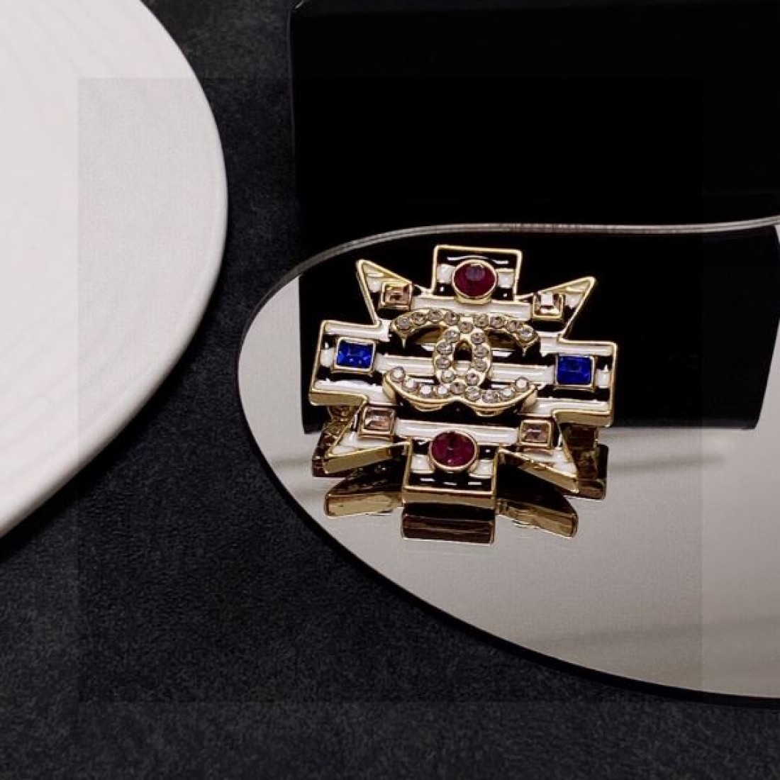 シャネル コピー ブローチ CHANEL 優雅で洗練された今季注目のアクセント
