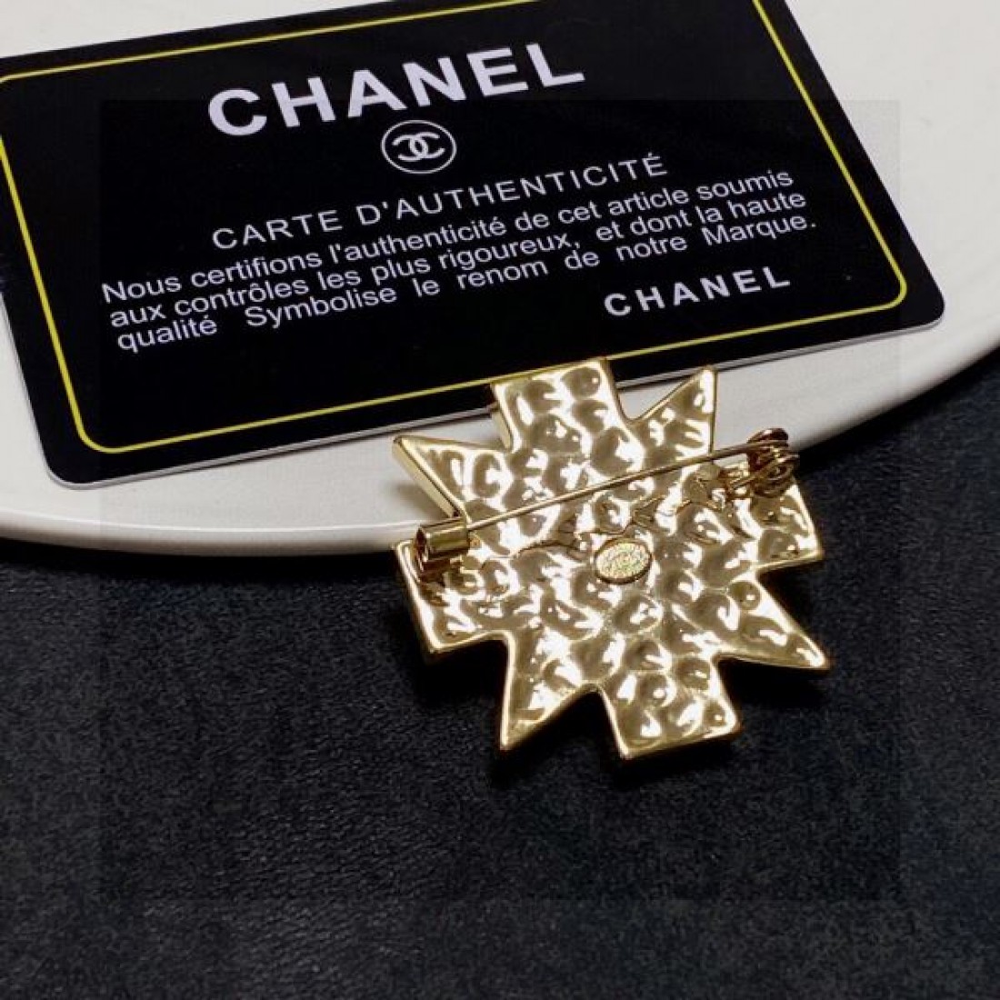 シャネル コピー ブローチ CHANEL 優雅で洗練された今季注目のアクセント