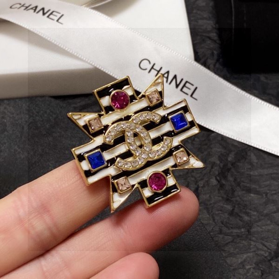 シャネル コピー ブローチ CHANEL 優雅で洗練された今季注目のアクセント