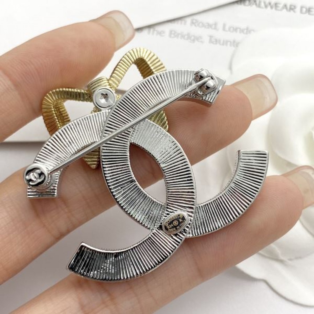 華やかでエレガントな CHANEL シャネル コピー ブローチ 存在感抜群のデザイン