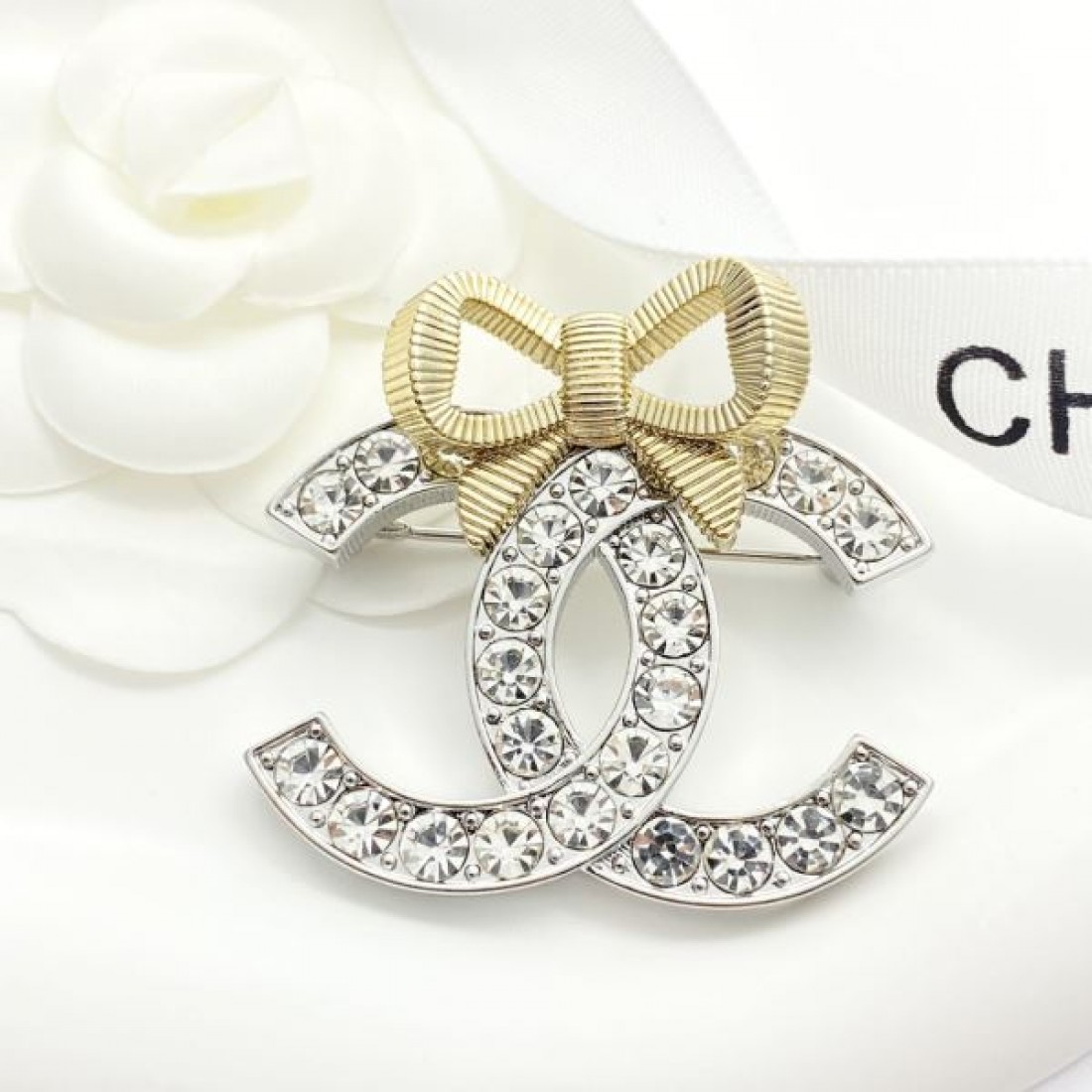 華やかでエレガントな CHANEL シャネル コピー ブローチ 存在感抜群のデザイン