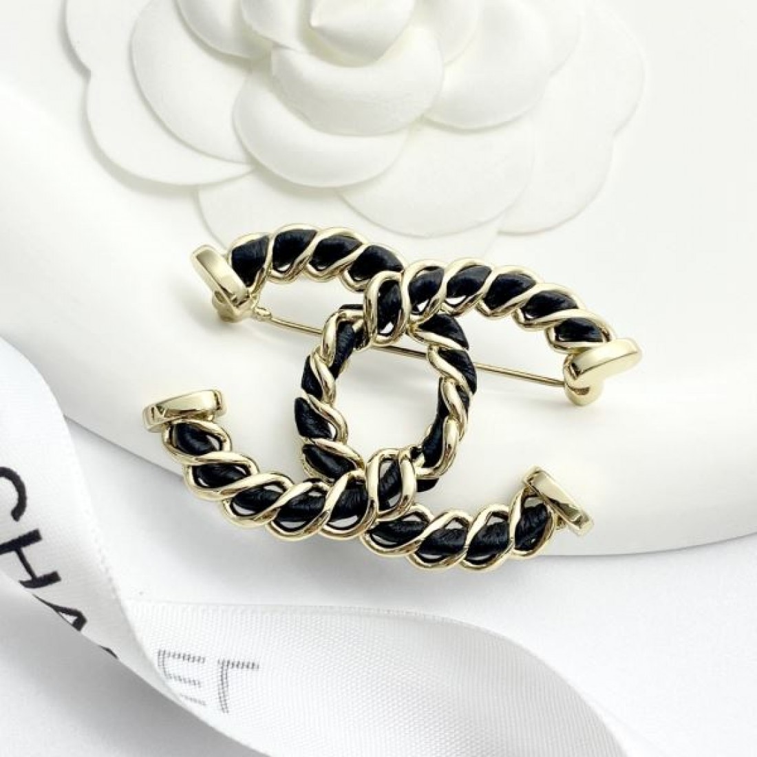 CHANEL シャネル コピー ブローチ トレンド感ある上品な雰囲気で魅せる