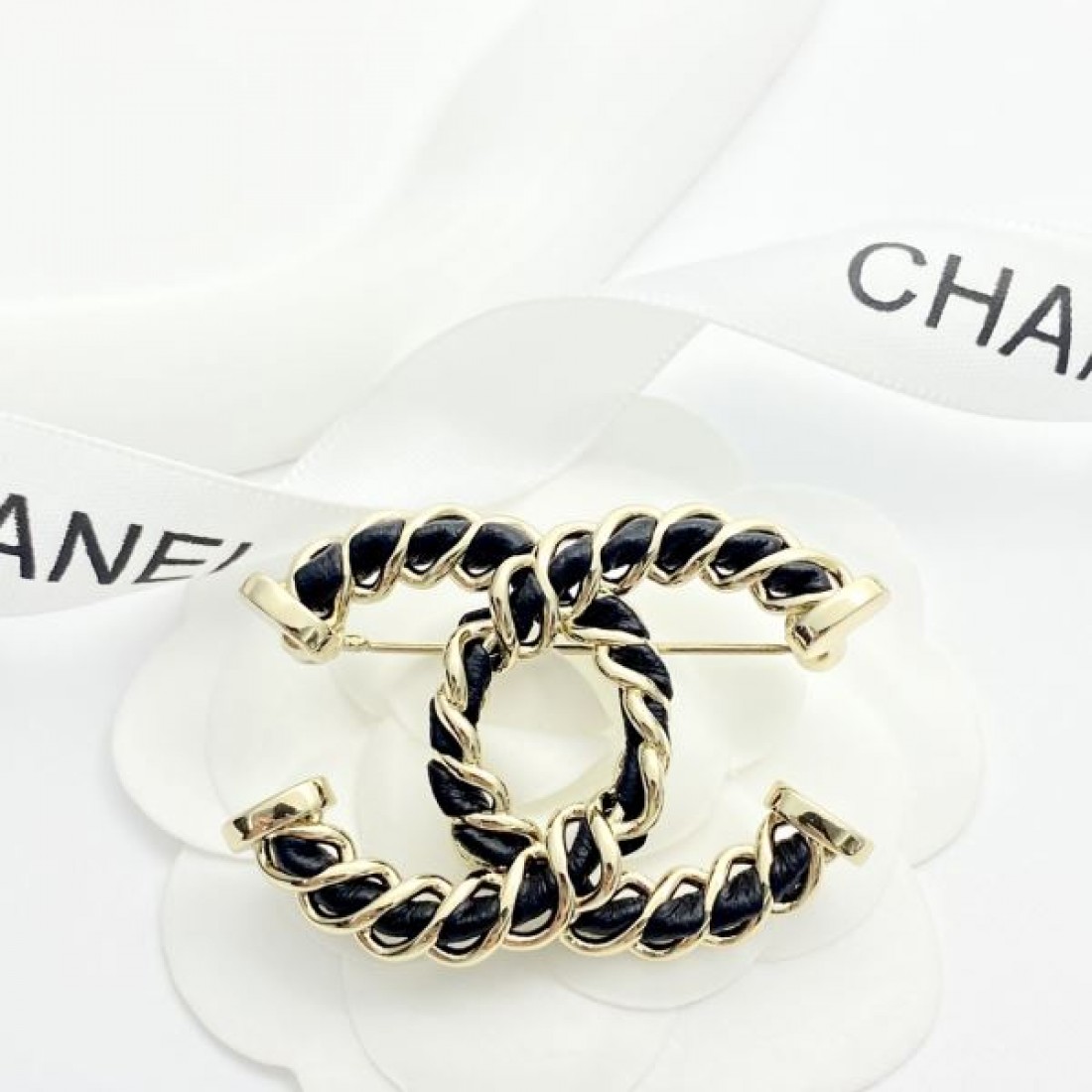 CHANEL シャネル コピー ブローチ トレンド感ある上品な雰囲気で魅せる