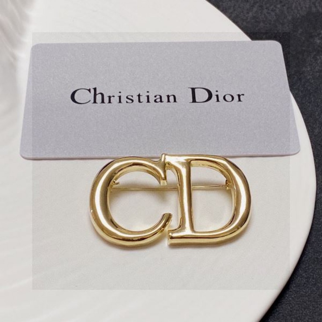 洗練された輝きの DIOR ディオール コピー ブローチ 人気急上昇中