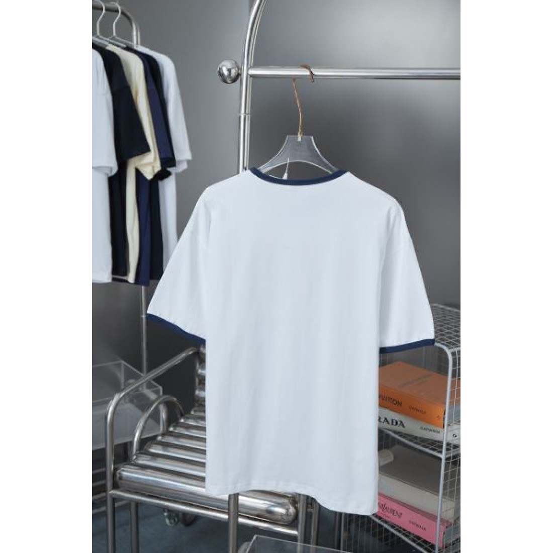  高感度な着こなしに映える CELINE セリーヌ コピー Tシャツ モダンで