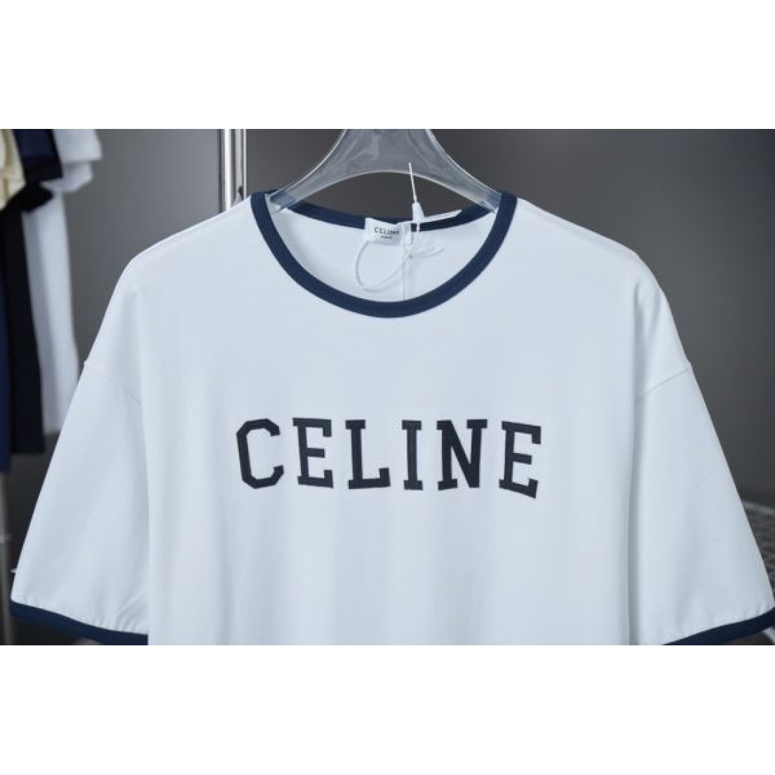  高感度な着こなしに映える CELINE セリーヌ コピー Tシャツ モダンで