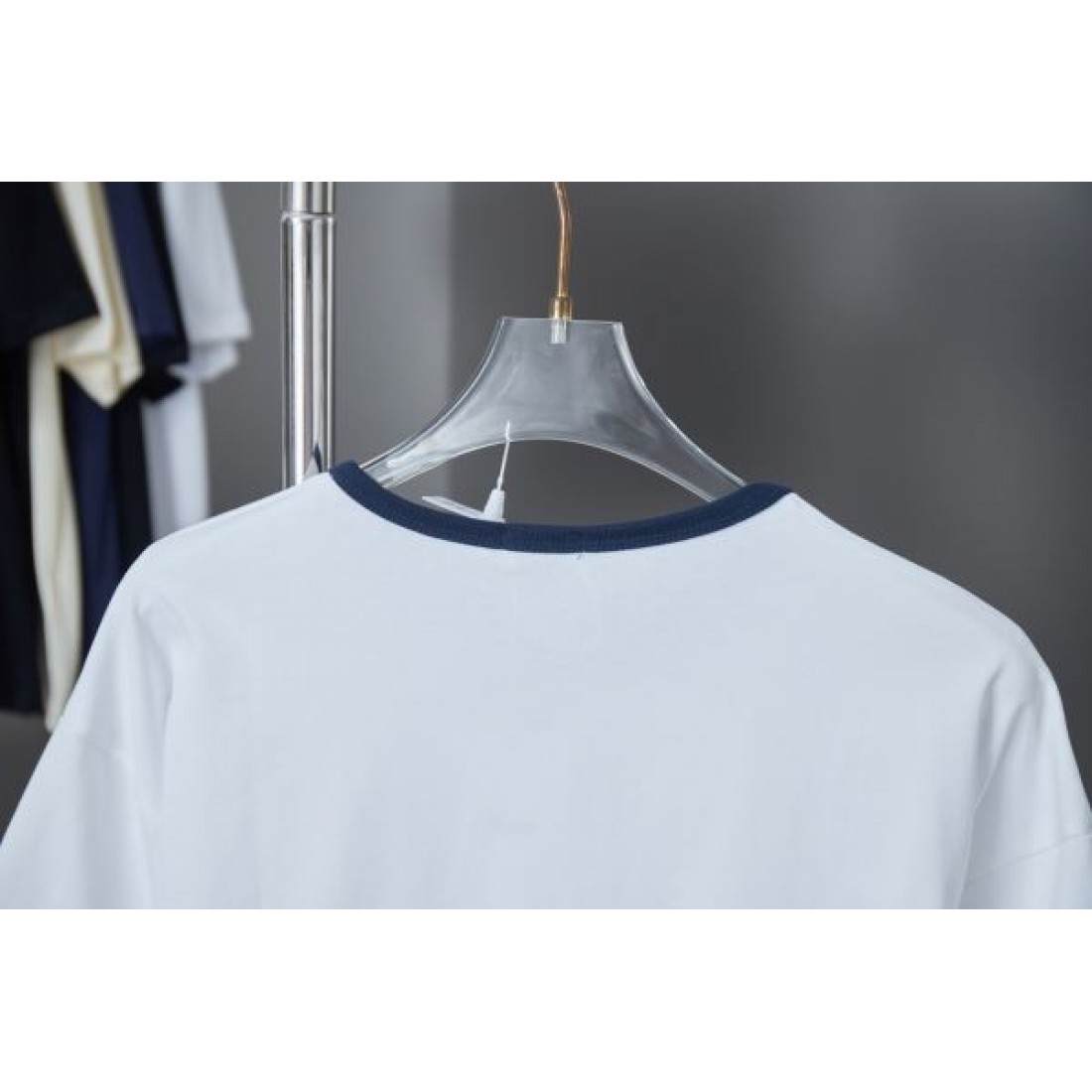  高感度な着こなしに映える CELINE セリーヌ コピー Tシャツ モダンで