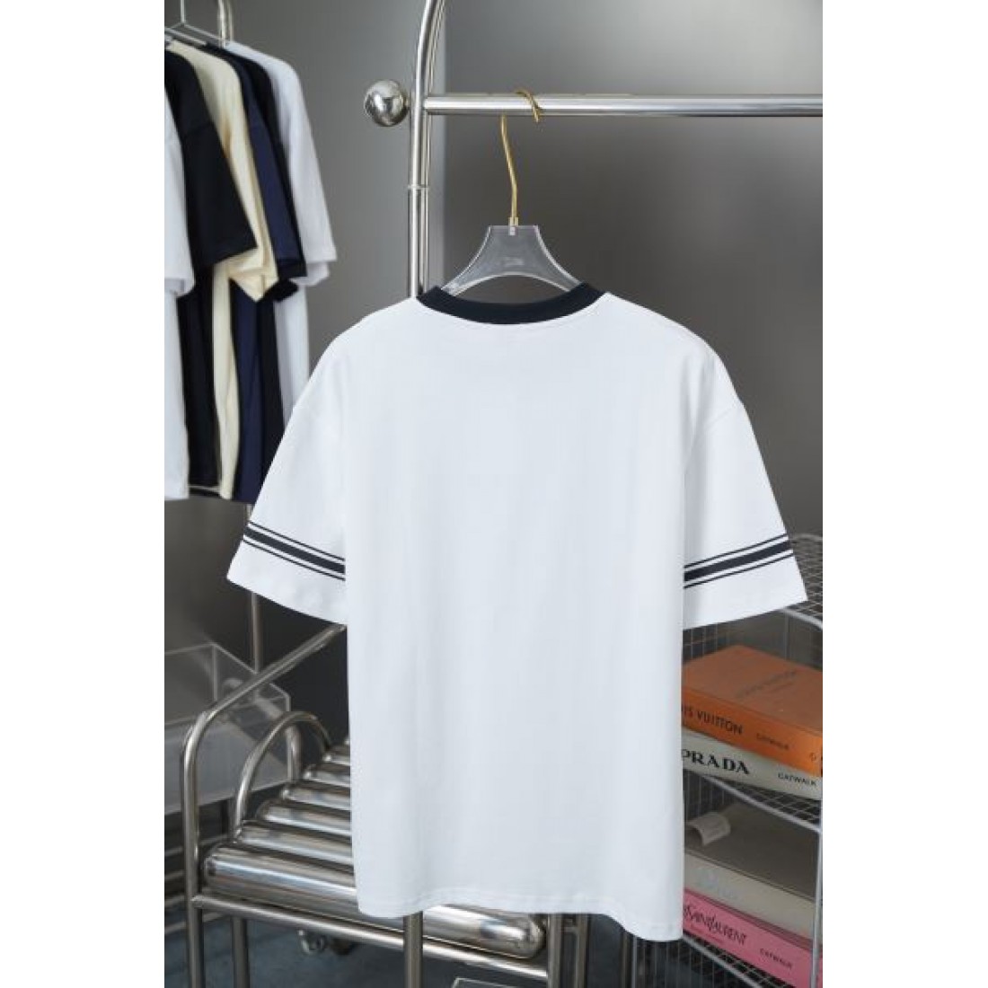 落ち着きのある配色が魅力の CELINE セリーヌ コピー Tシャツ スタイリッシュ