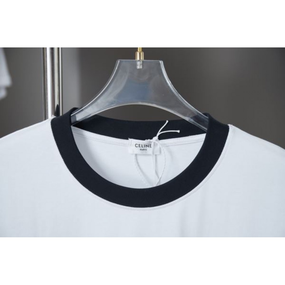 落ち着きのある配色が魅力の CELINE セリーヌ コピー Tシャツ スタイリッシュ