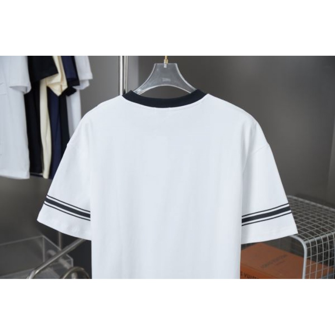 落ち着きのある配色が魅力の CELINE セリーヌ コピー Tシャツ スタイリッシュ