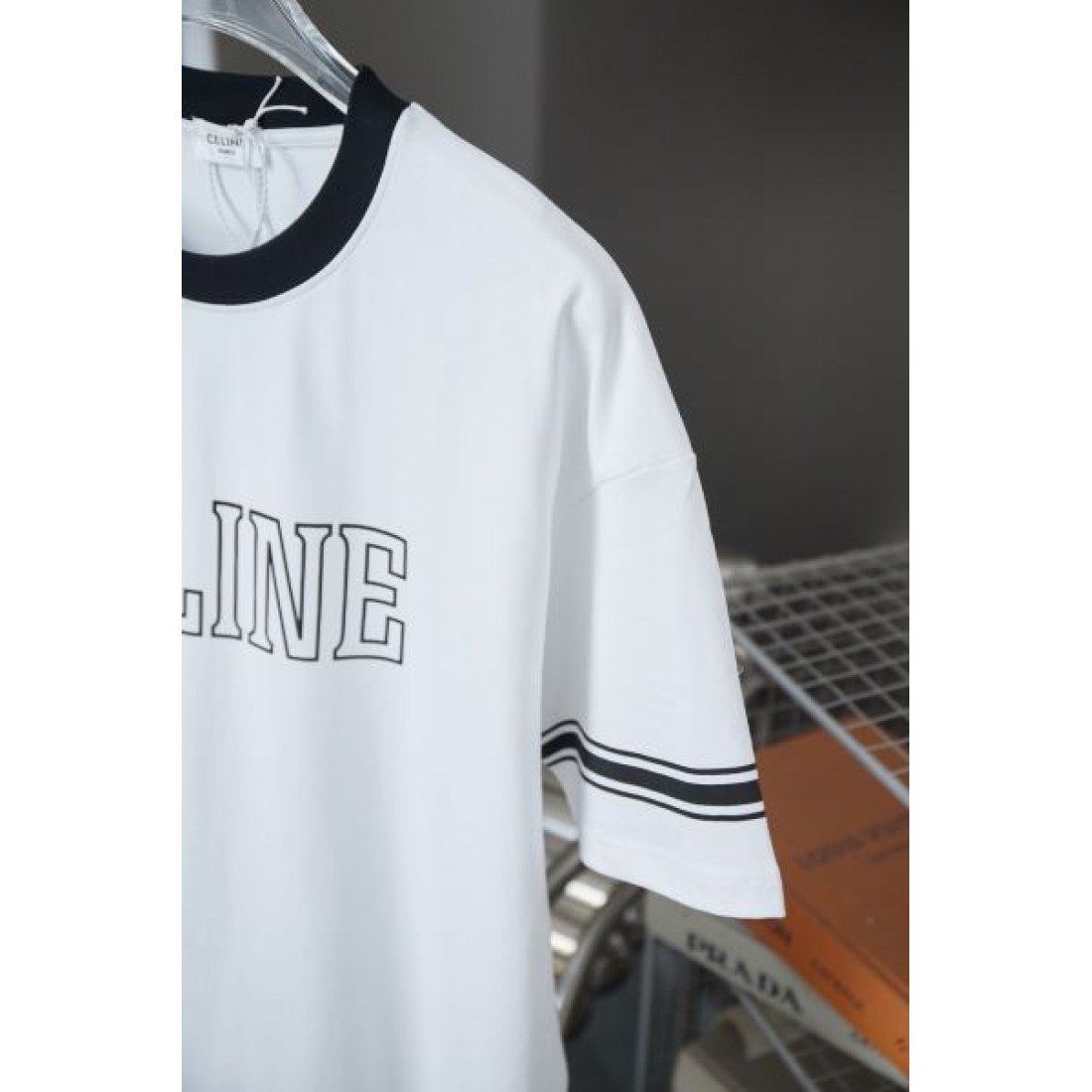 落ち着きのある配色が魅力の CELINE セリーヌ コピー Tシャツ スタイリッシュ