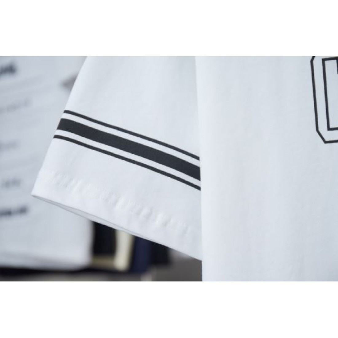 落ち着きのある配色が魅力の CELINE セリーヌ コピー Tシャツ スタイリッシュ