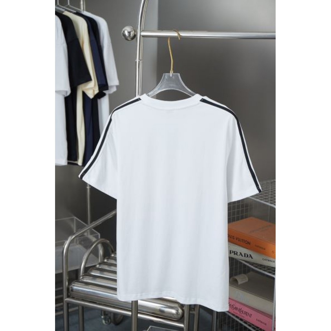  さりげない存在感を放つ CELINE セリーヌ コピー Tシャツ カジュアルで都会的