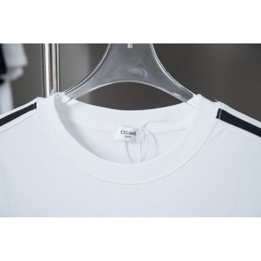  さりげない存在感を放つ CELINE セリーヌ コピー Tシャツ カジュアルで都会的