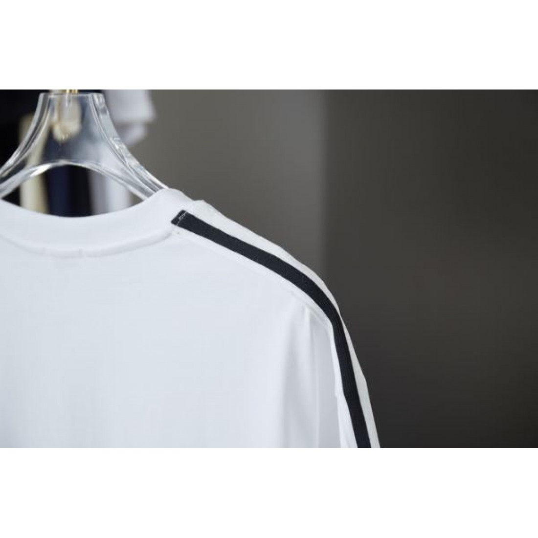  さりげない存在感を放つ CELINE セリーヌ コピー Tシャツ カジュアルで都会的