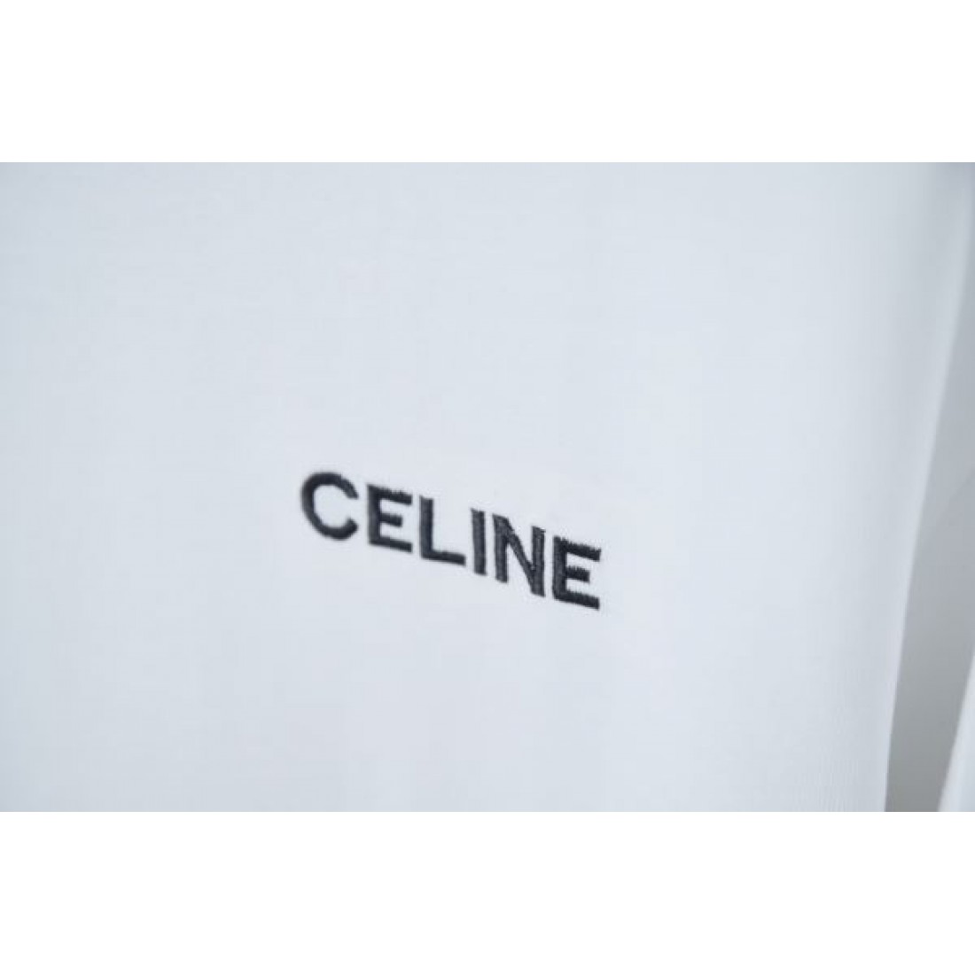  さりげない存在感を放つ CELINE セリーヌ コピー Tシャツ カジュアルで都会的
