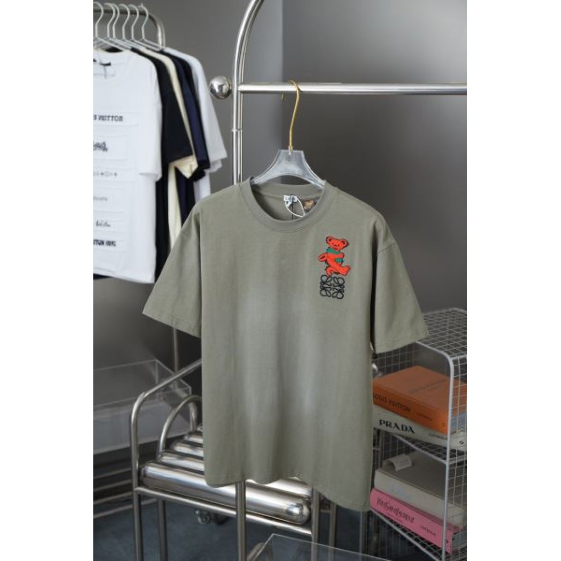 LOEWE ロエベ スーパーコピー Tシャツ モダンで洗練されたデザイン