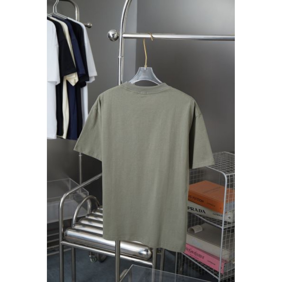 LOEWE ロエベ スーパーコピー Tシャツ モダンで洗練されたデザイン