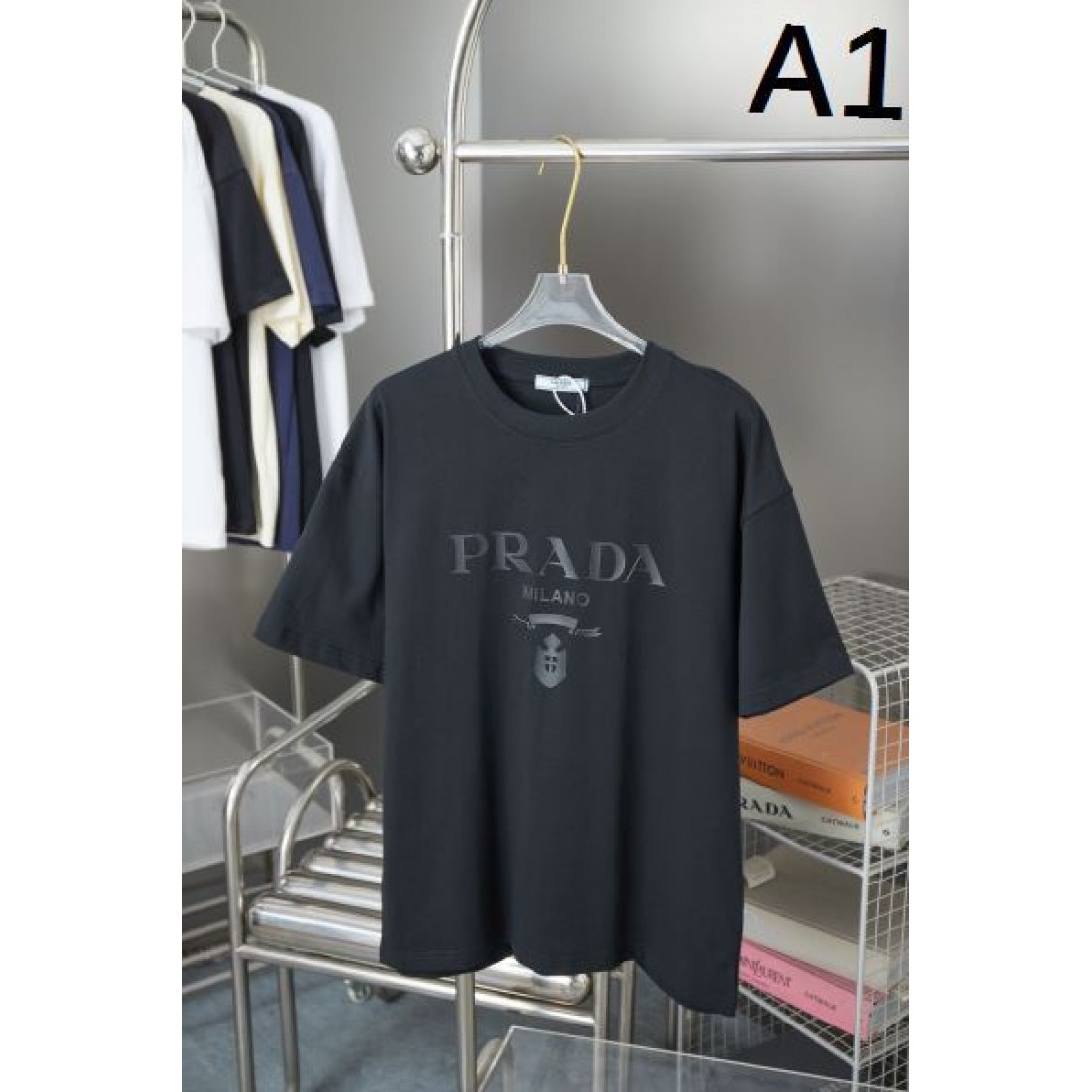 PRADA プラダ スーパーコピー Tシャツ 洗練されたシンプルな美しさ