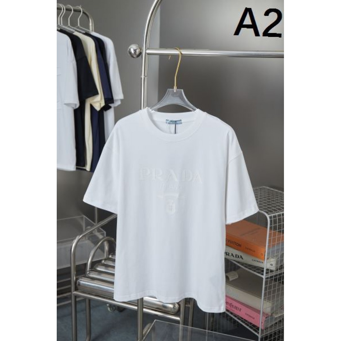PRADA プラダ スーパーコピー Tシャツ 洗練されたシンプルな美しさ