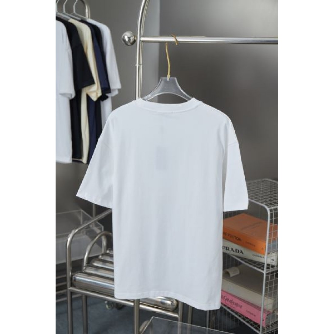PRADA プラダ スーパーコピー Tシャツ 洗練されたシンプルな美しさ
