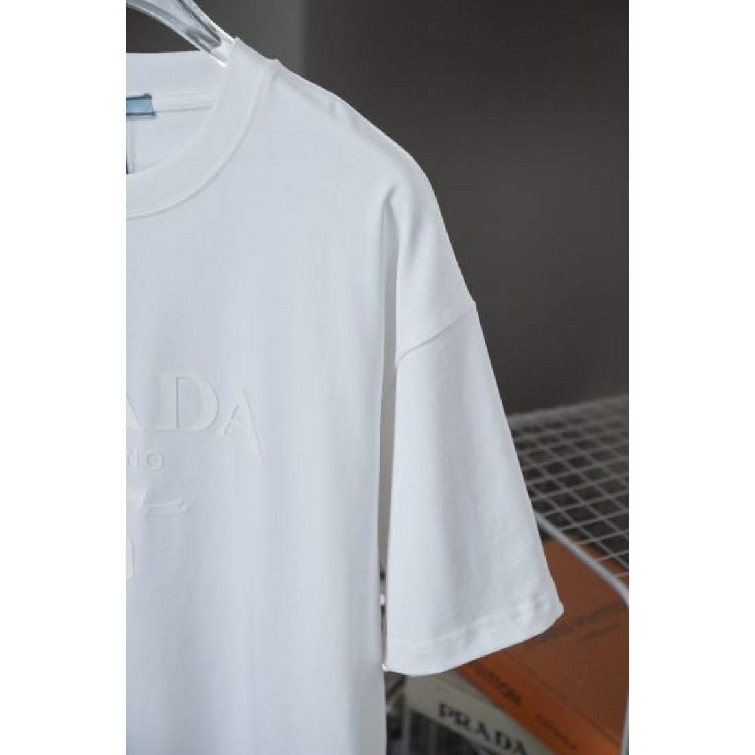 PRADA プラダ スーパーコピー Tシャツ 洗練されたシンプルな美しさ