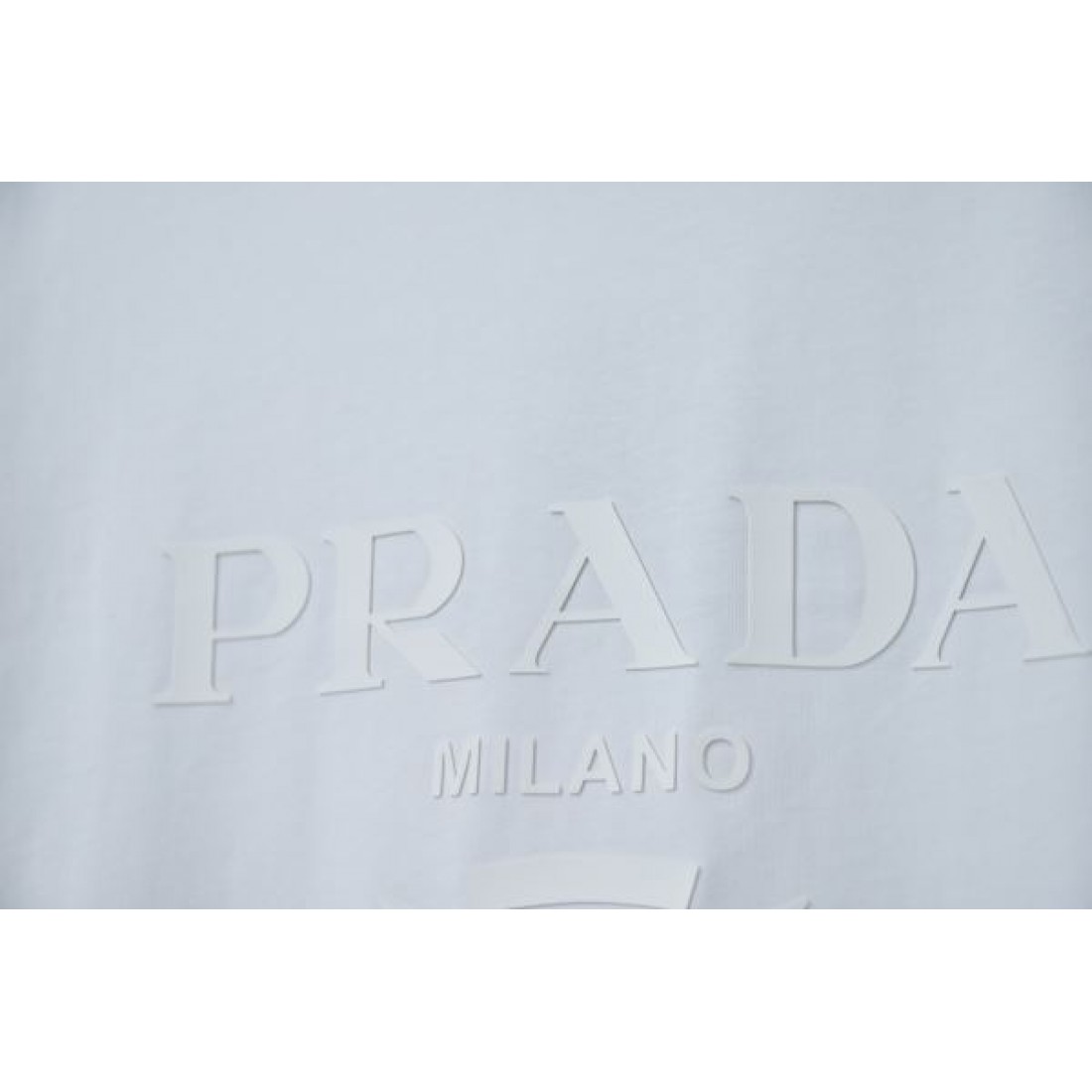 PRADA プラダ スーパーコピー Tシャツ 洗練されたシンプルな美しさ