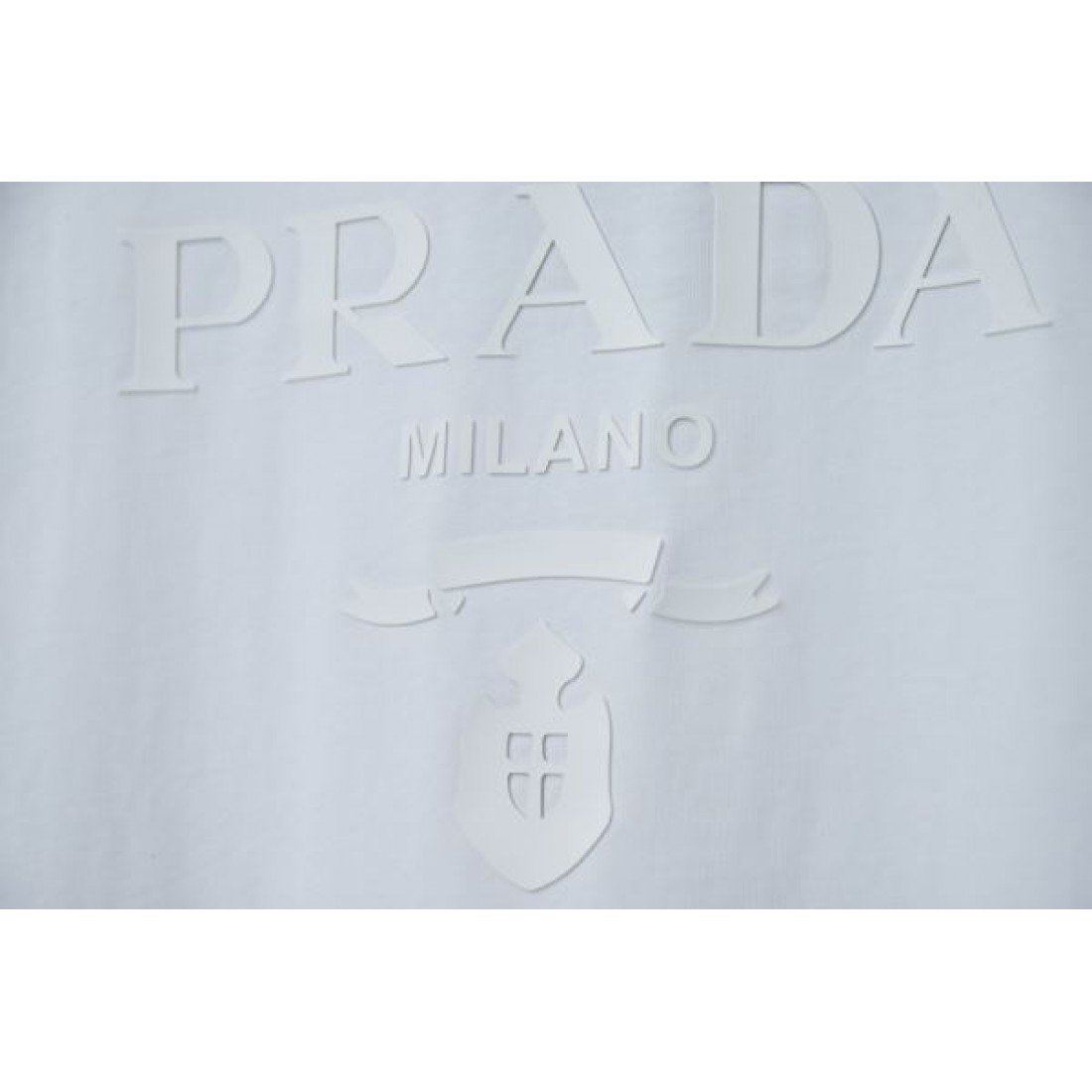PRADA プラダ スーパーコピー Tシャツ 洗練されたシンプルな美しさ