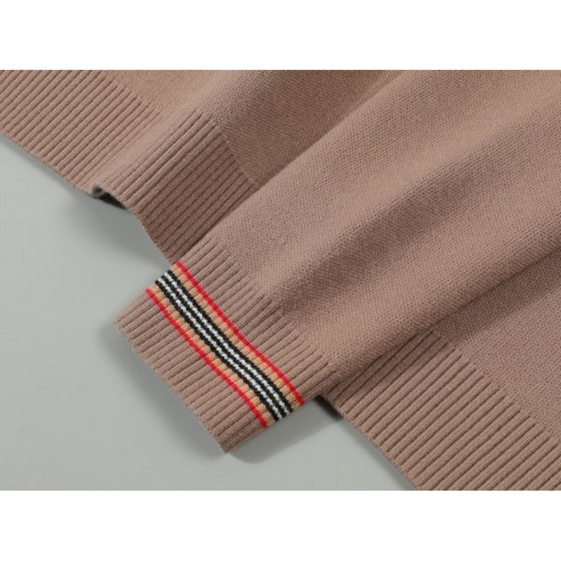  バーバリー BURBERRY コピー セーター 大人の落ち着きを感じさせる逸品