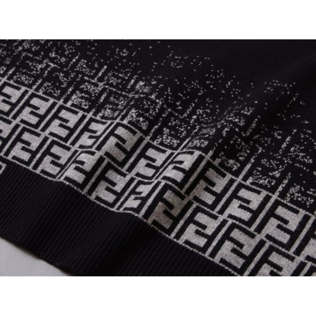 洗練された大人の魅力を放つ フェンデイ FENDI スーパーコピー セーター 高級感あふれる