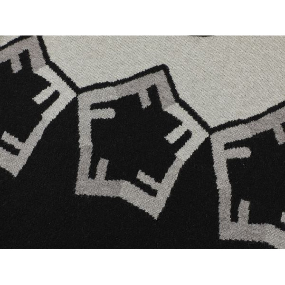 高級感あふれる FENDI フェンデイ スーパーコピー セーター 上品で優雅な