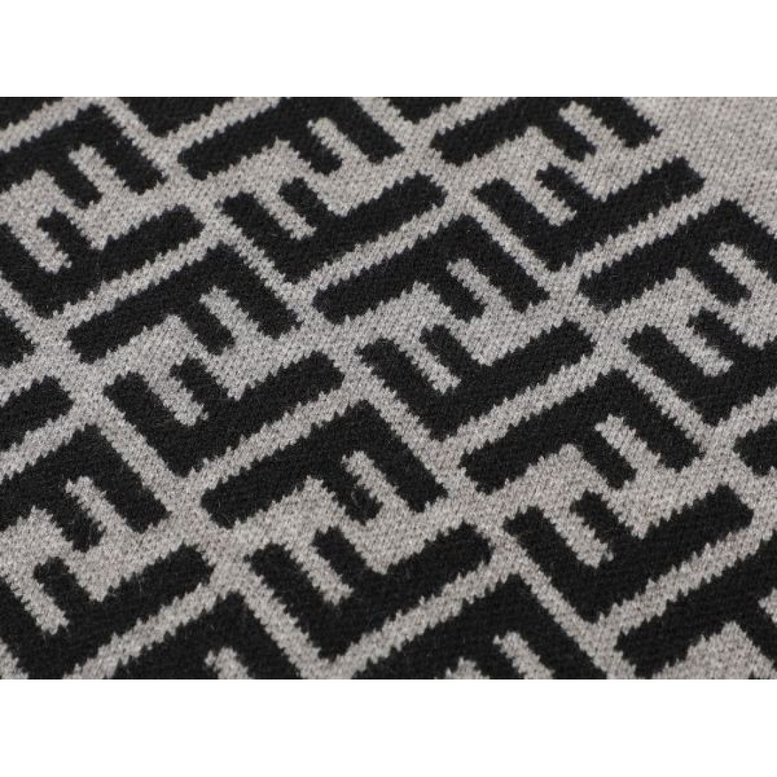 FENDI フェンデイ スーパーコピー セーター 贅沢感漂う 美しいライン