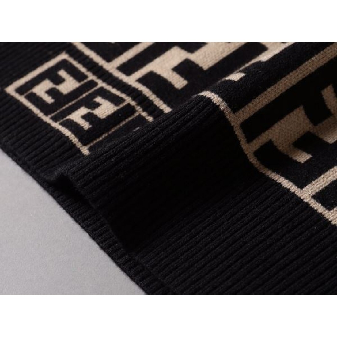 フェンデイ FENDI スーパーコピー セーター 快適でモダンな仕上がり