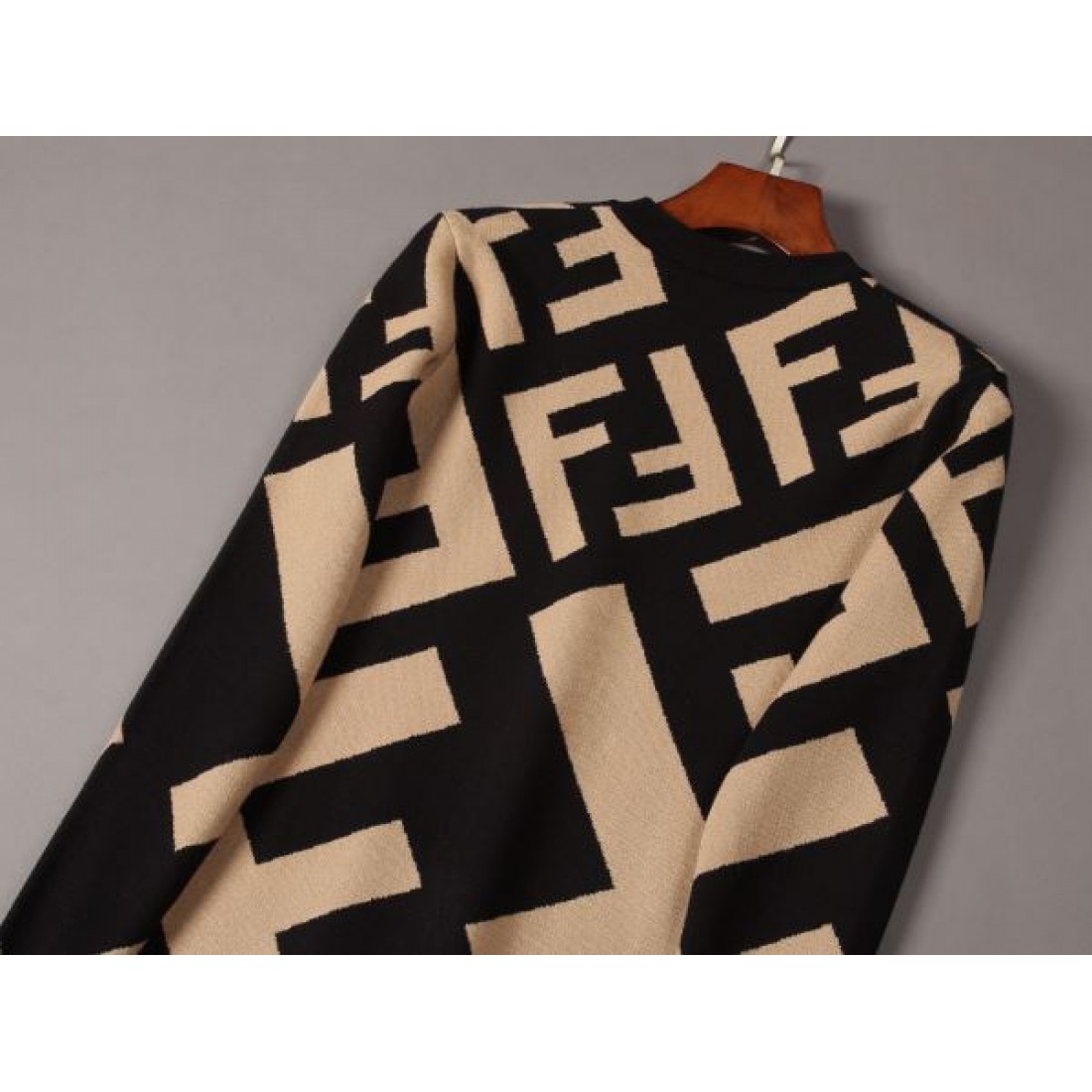 個性的で上品な FENDI フェンデイ スーパーコピー セーター 大人の魅力を演出