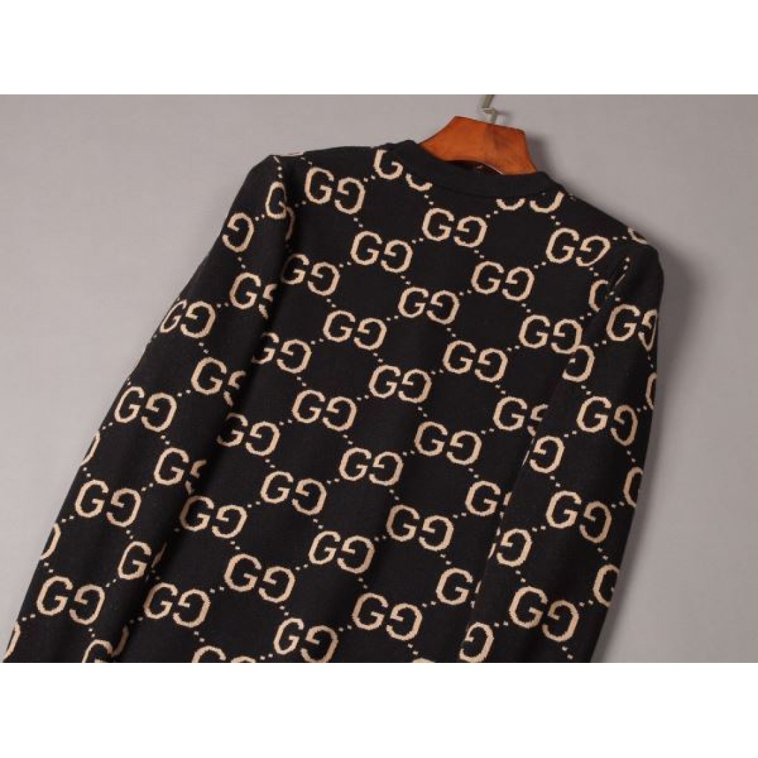 流行を先取りした GUCCI グッチ スーパーコピー セーター 魅惑のシルエット